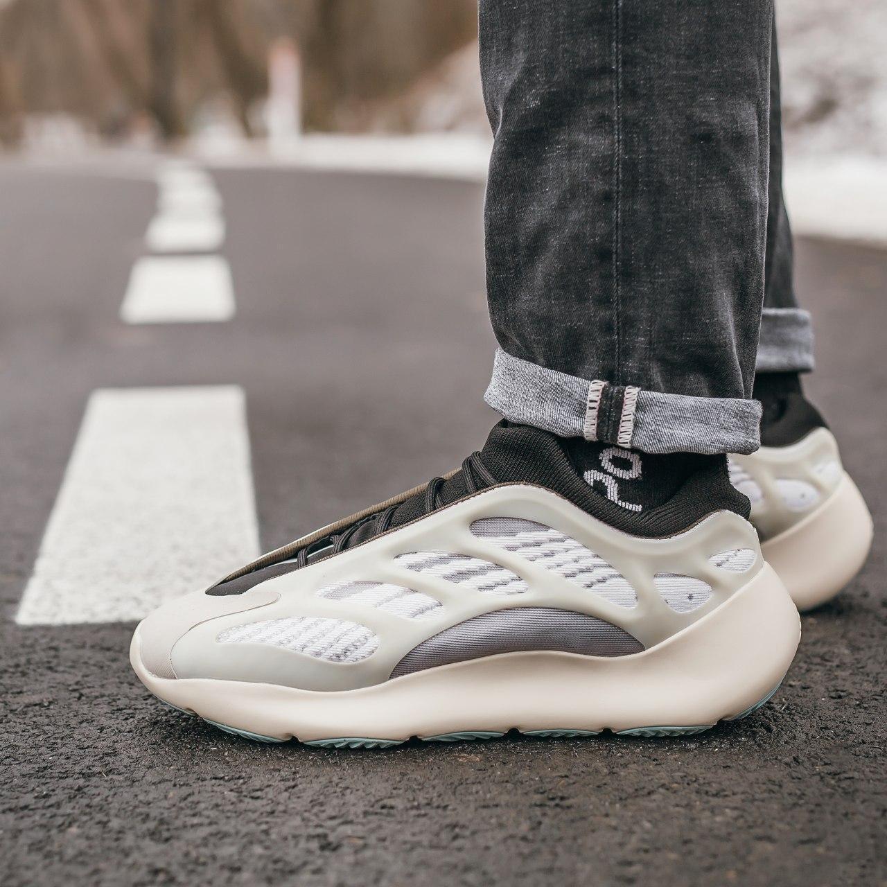 

Мужские кроссовки Adidas Yeezy Boost 700 V3 "Azael", Черно-белые