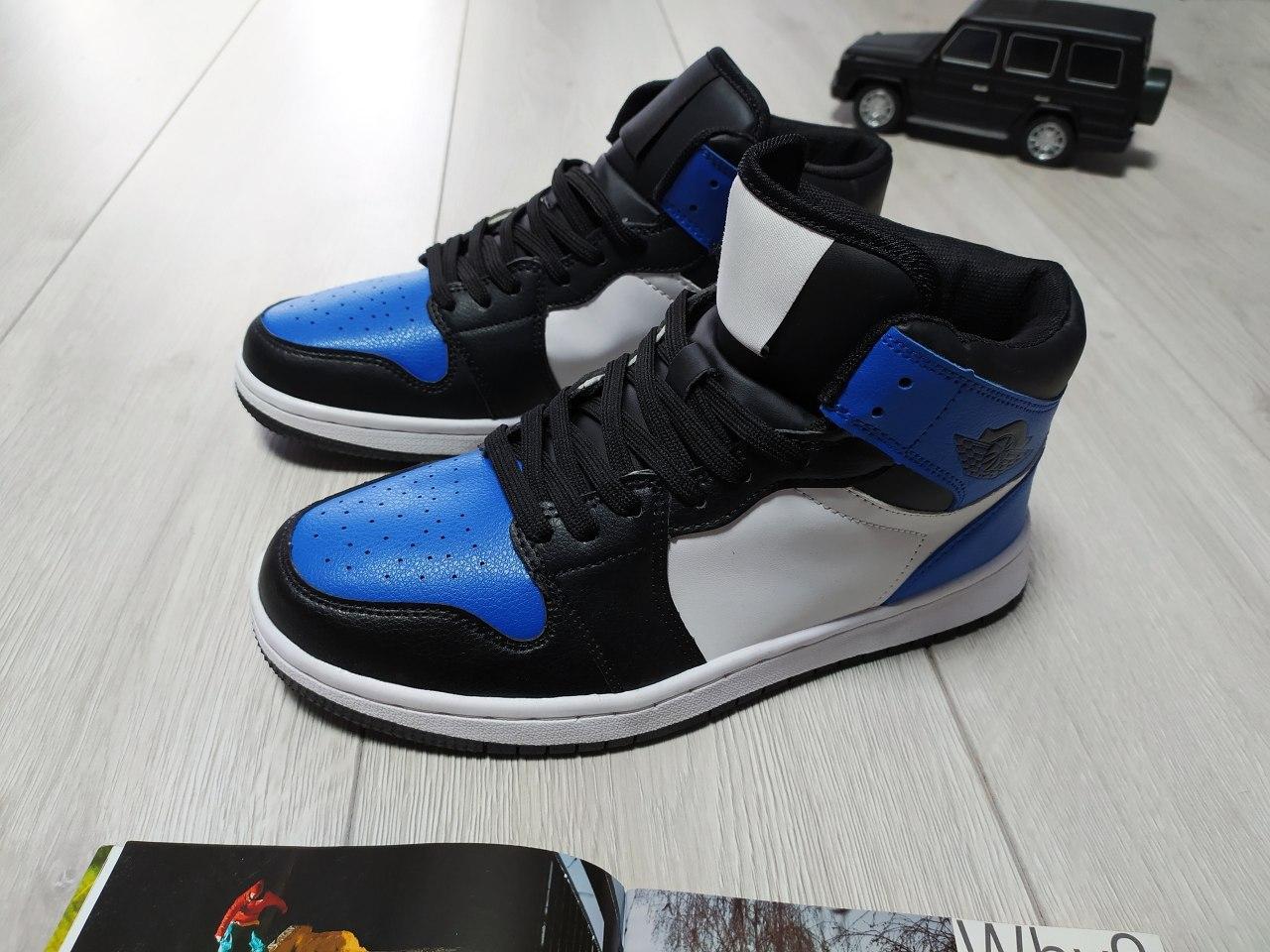 

Мужские кроссовки в стиле Jordan Retro бело-синие Арт 216