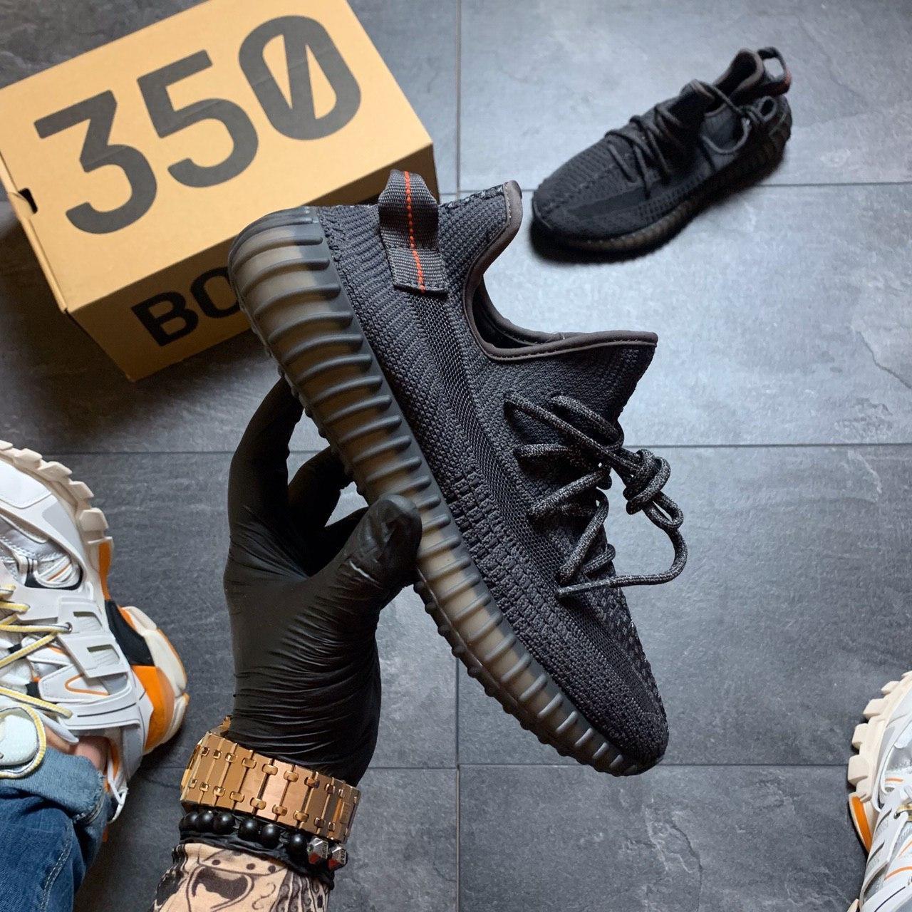 

Adidas Yeezy 350 v2 Triple Black 36, Черный