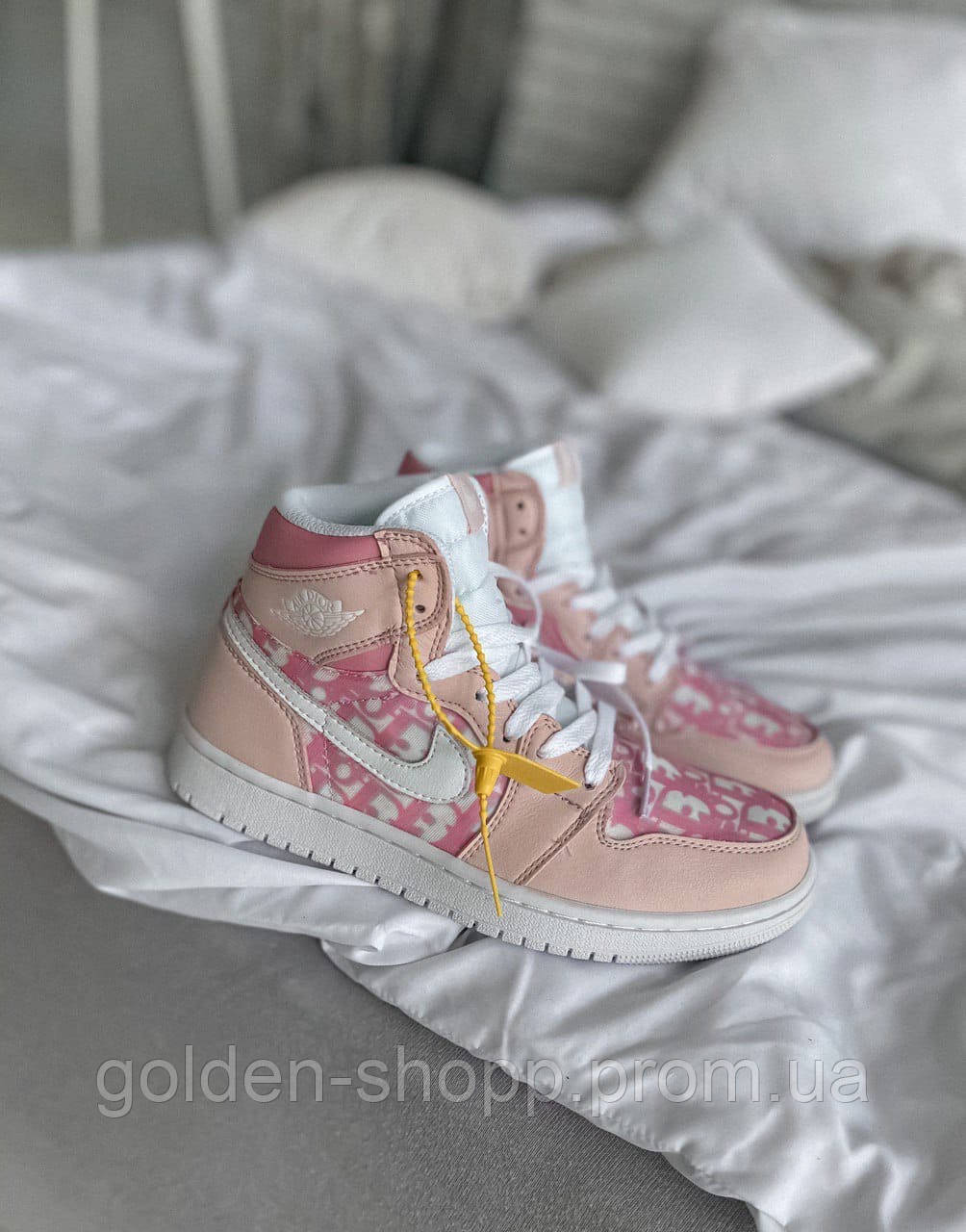 

Женские Кроссовки Nike JORDAN x Dior 1 Retro High Patent PINK