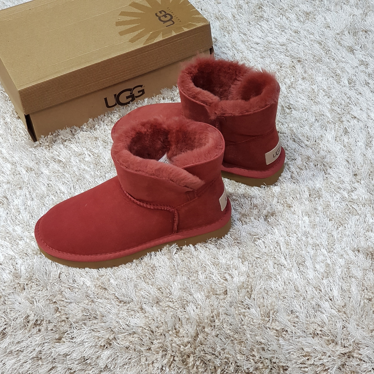 

Теплые женские угги красные зимние Ugg из натуральной замши и овчины красные мини