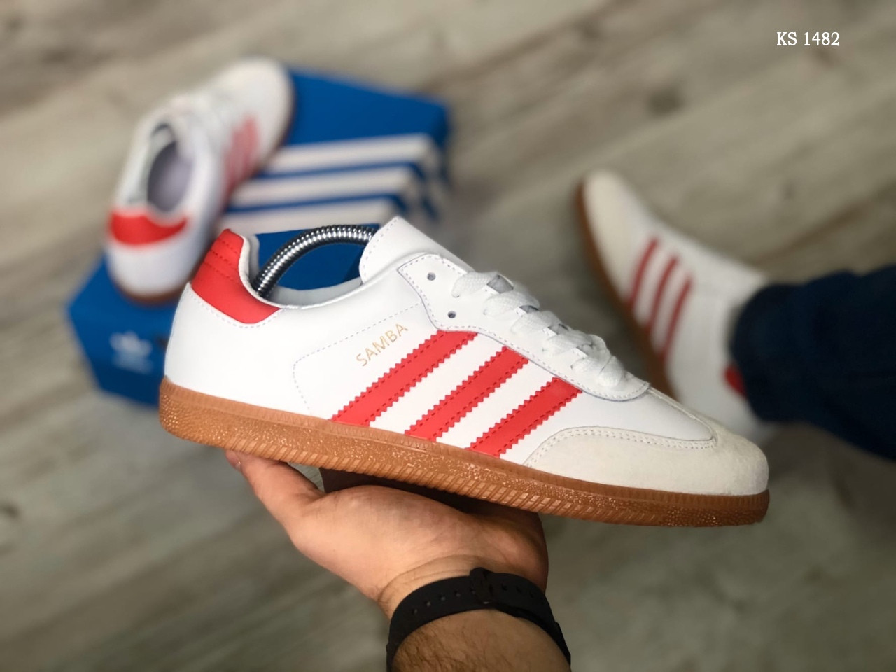 

Мужские кроссовки в стиле Adidas Samba, кожа, замша, белые с красным 44(28 см), размеры:41,43,44,45,46