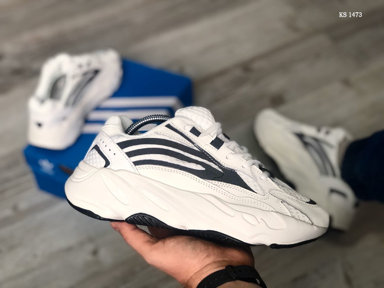 

Мужские кроссовки в стиле Adidas yeezy 700, сетка, замша, белые с черным 43(27,5 см), размеры:42,43,44