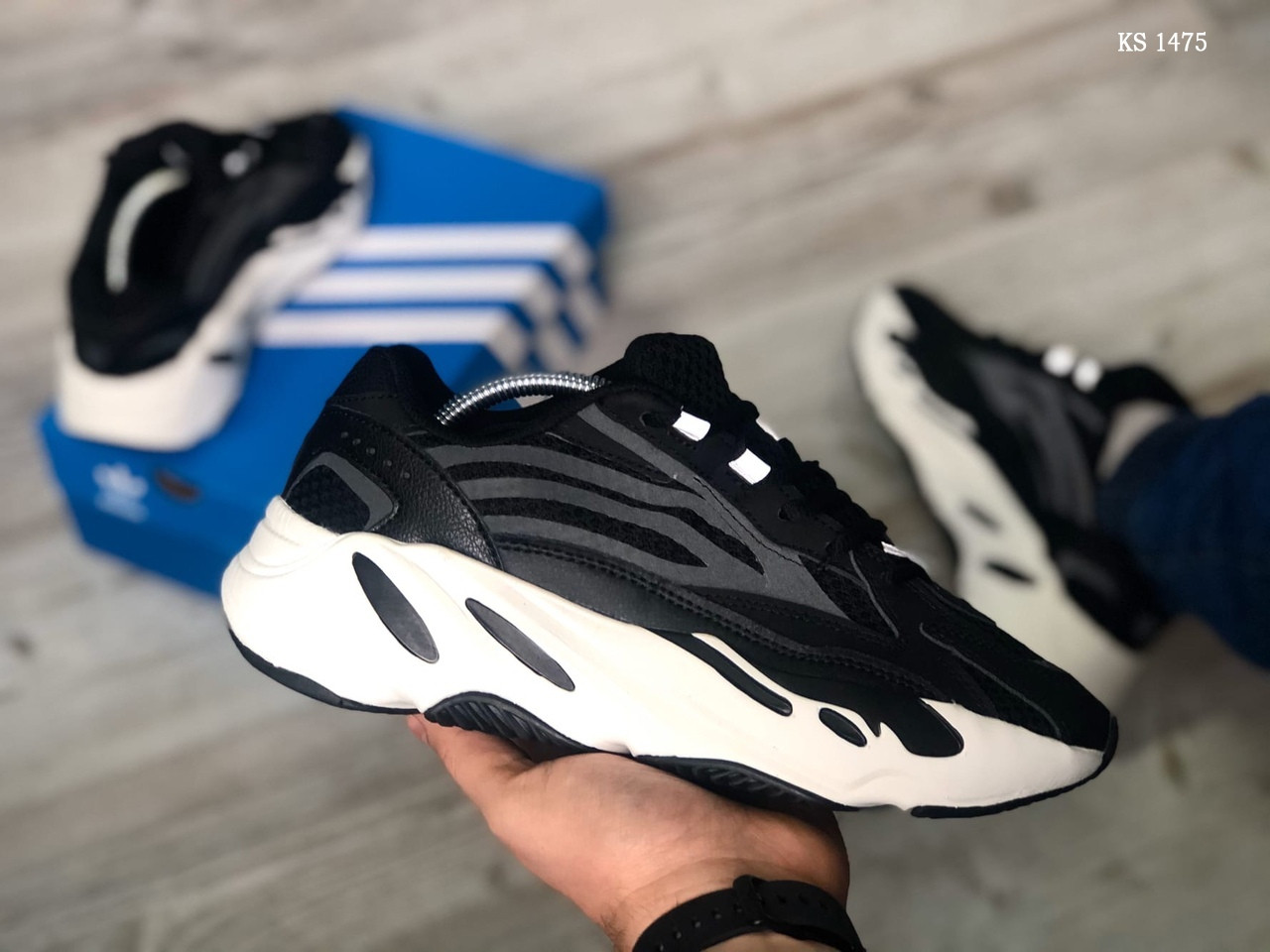 

Мужские кроссовки в стиле Adidas yeezy 700, сетка, замша, черные с белым 43(27,5 см), размеры:42,43,44,45