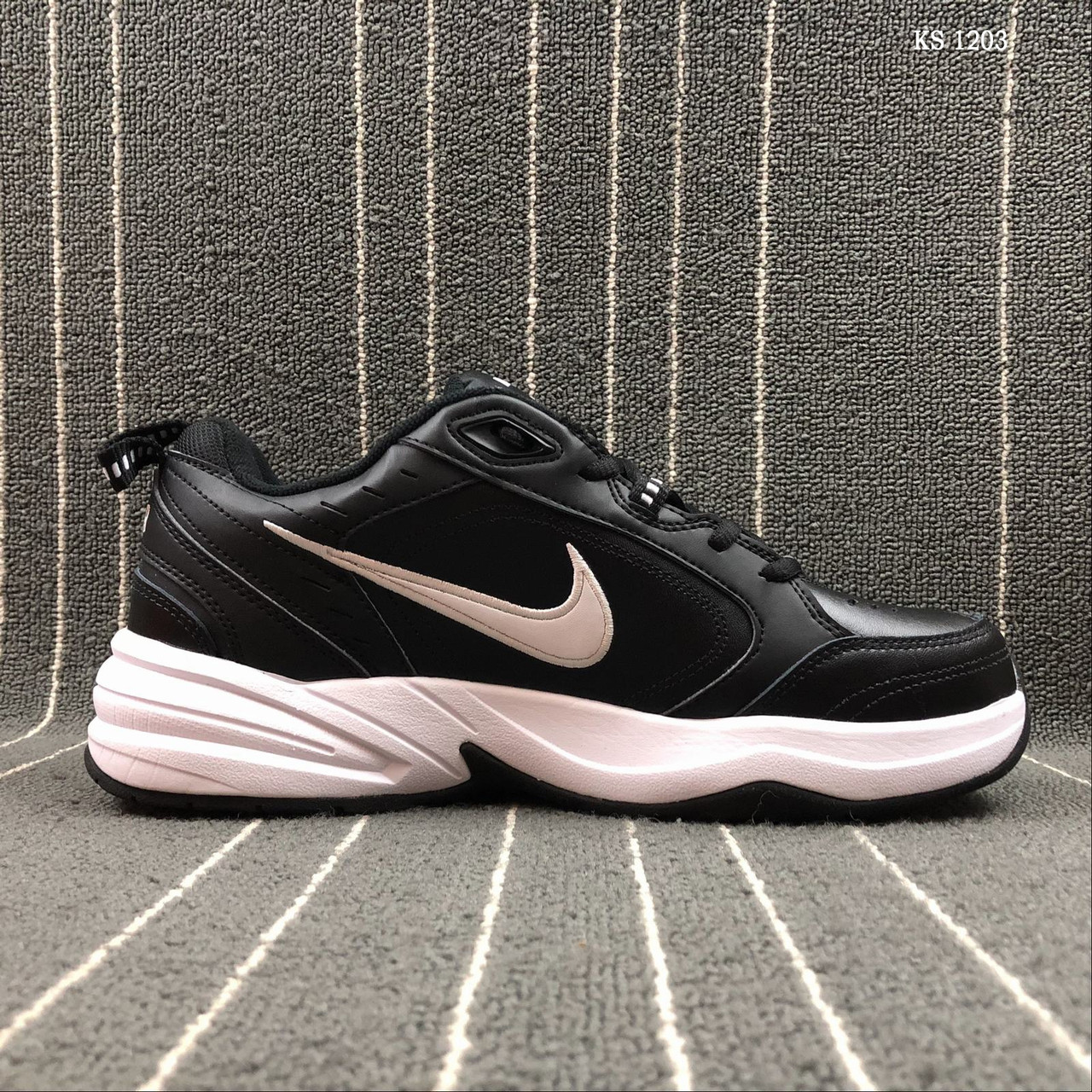 

Мужские кроссовки в стиле Nike Air Monarch IV, натуральная кожа, черные с белым 41(26 см), размеры:41,42,45