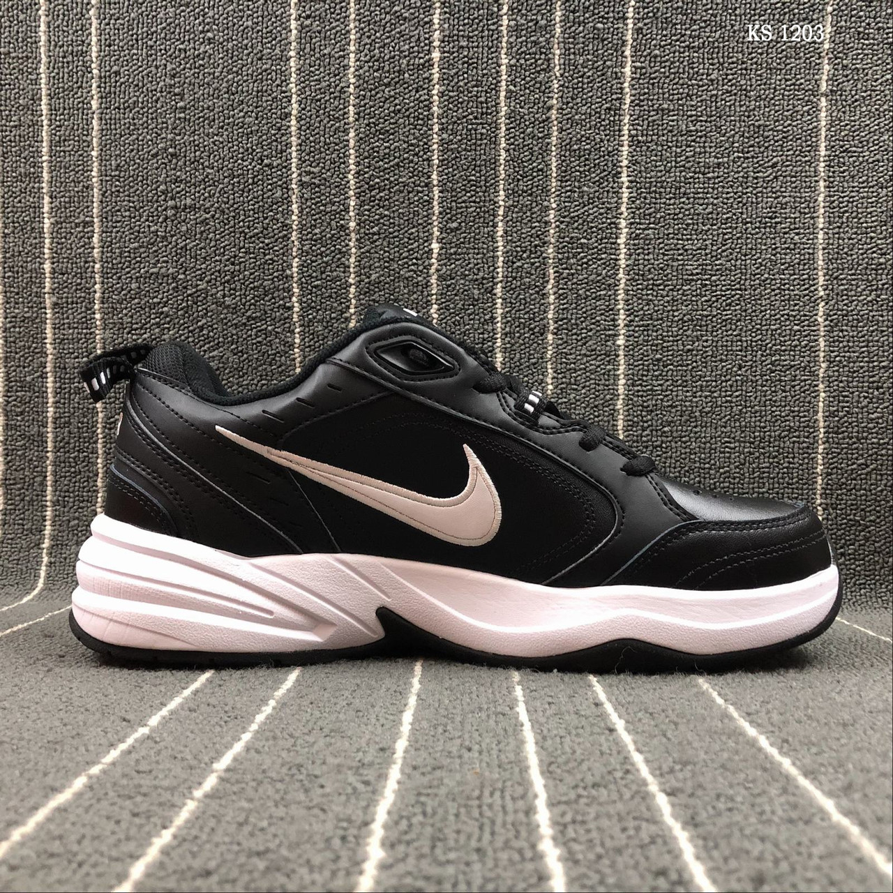 

Мужские кроссовки в стиле Nike Air Monarch IV, натуральная кожа, черные с белым 45(29 см), размеры:41,42,45