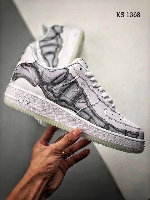 

Мужские кроссовки в стиле Nike Air Force 1 Low Skeleton, кожа, белые с серым 41(26 см), размеры:41,42,43,44,45