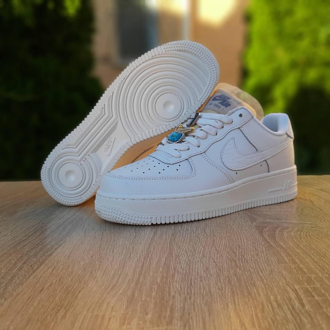 

Женские кроссовки в стиле Nike Air Force 1, кожа, белые 36 (23 см), размеры:36,39,41