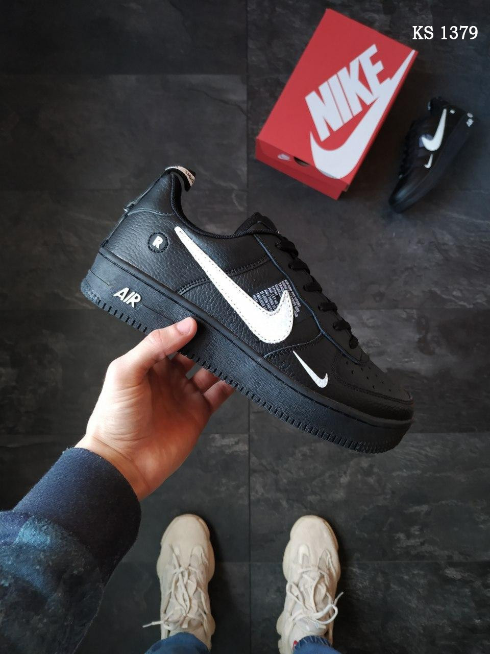 

Мужские кроссовки в стиле Nike Air Force 1 LV8, кожа, черные с белым 45(29 см), размеры:41,42,44,45,46