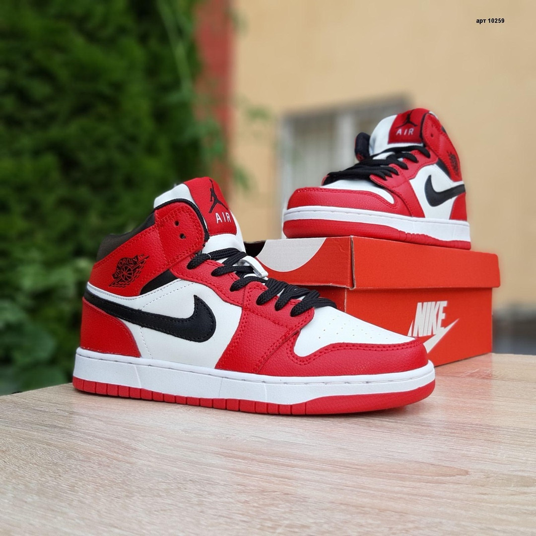 

Мужские кроссовки в стиле Nike Air Jordan 1 Retro, кожа, красные с белым 44 (28 см), размеры:44,45