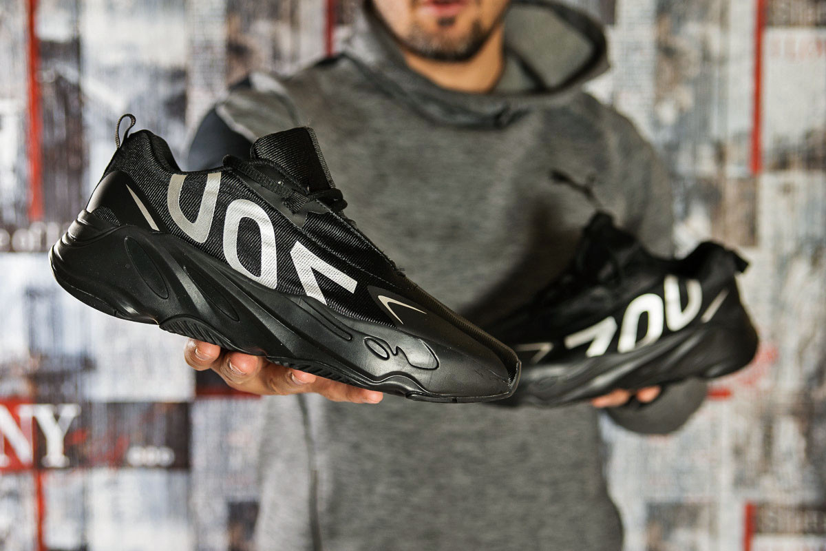 

Мужские кроссовки в стиле Adidas Yeezy 700, черные 43(28 см), размеры:42,43