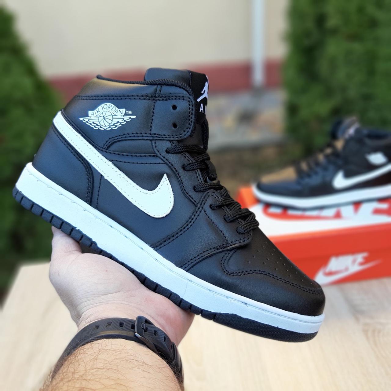 

Женские кроссовки в стиле Nike Air Jordan 1 Retro, кожа, черные с белым 36(23 см), размеры:36,37,38,39