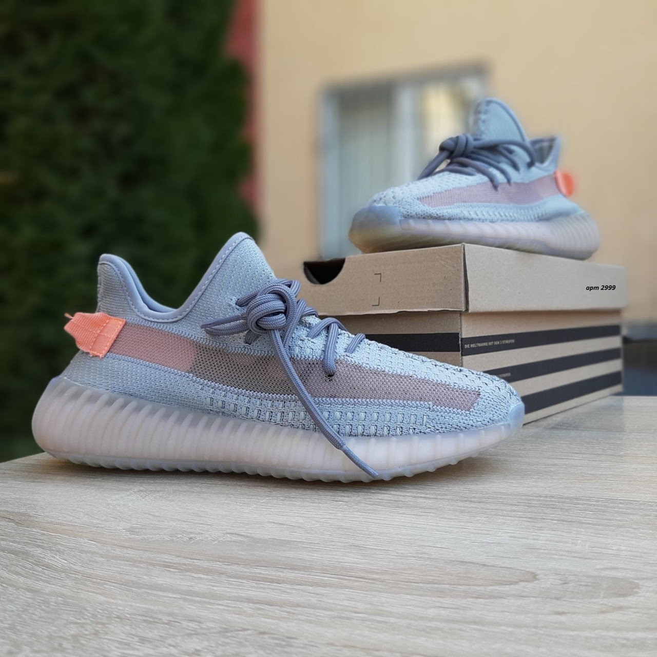 

Женские кроссовки в стиле Adidas Yeezy Boost 350 V2, текстиль,серые с оранжевым 37(23,5 см), последний размер