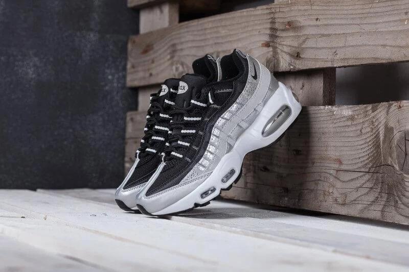 

Женские кроссовки Nike Air Max 95 черно-серебристые 39