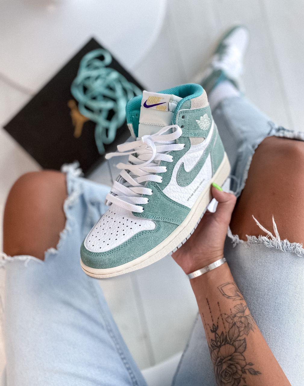 

Женские кроссовки Nike Air Jordan х Dior 1 Retro High Patent Mint / Найк Аир Джордан х Диор 1 Ретро Хай Мятные, Оливковый