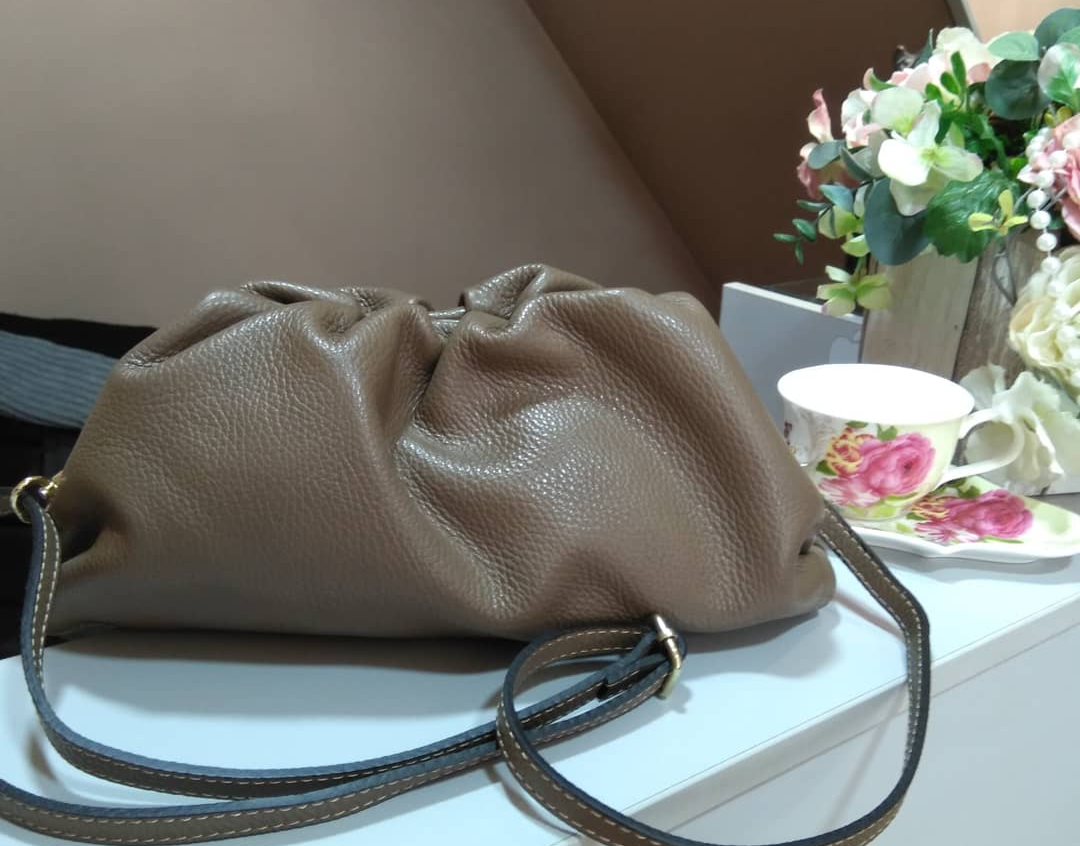 

Женская кожаная сумка Bottega Veneta The Pouch Боттега Венета облако в расцветках через плечо, cross body коричневый