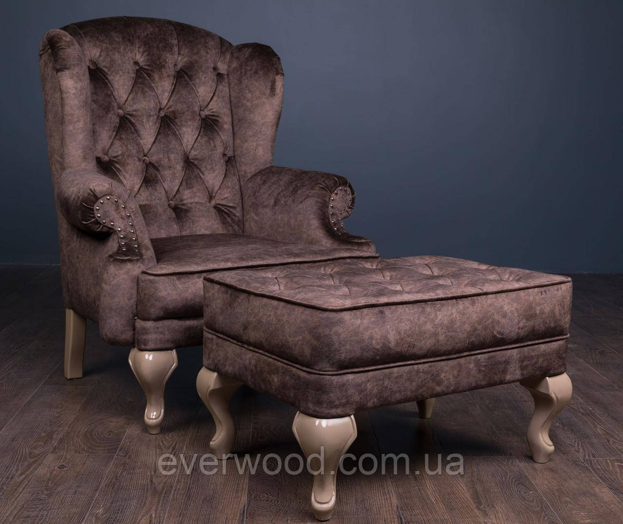 фото Классическое мягкое кресло Вальтер и пуф, удобное кресло с каркасом из дерева