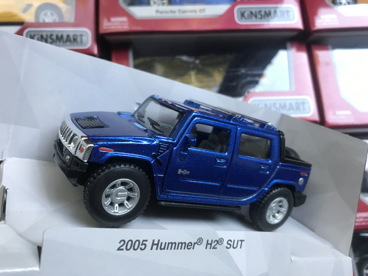 

Коллекционная машина KINSMART HUMMER H2 SUT (2005)​​​​​​​ синий металлическая инерционная модель в коробке