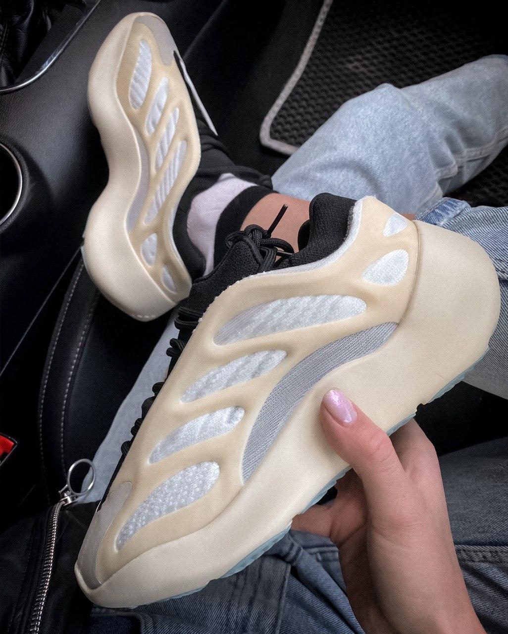 

Женские кроссовки Adidas Yeezy Boost 700 V3 Beige White Neon / Адидас Изи 700 В3 Бежевые Белые Неон 39, Белый