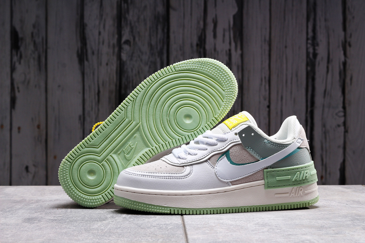 

Кроссовки женские 20023, Nike Air Force 1, белые, < 36 37 38 39 > р. 37-23,2см.