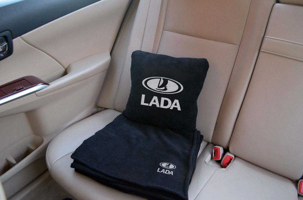 

Автомобильный набор: подушка и плед с логотипом "Lada" цвет на выбор, Разные цвета