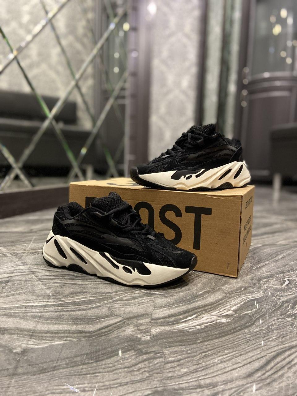 

Женские кроссовки Adidas Yeezy Boost 700 V2 Black White / Адидас Изи Буст 700 В2 Черные Белые 38, Бежевый