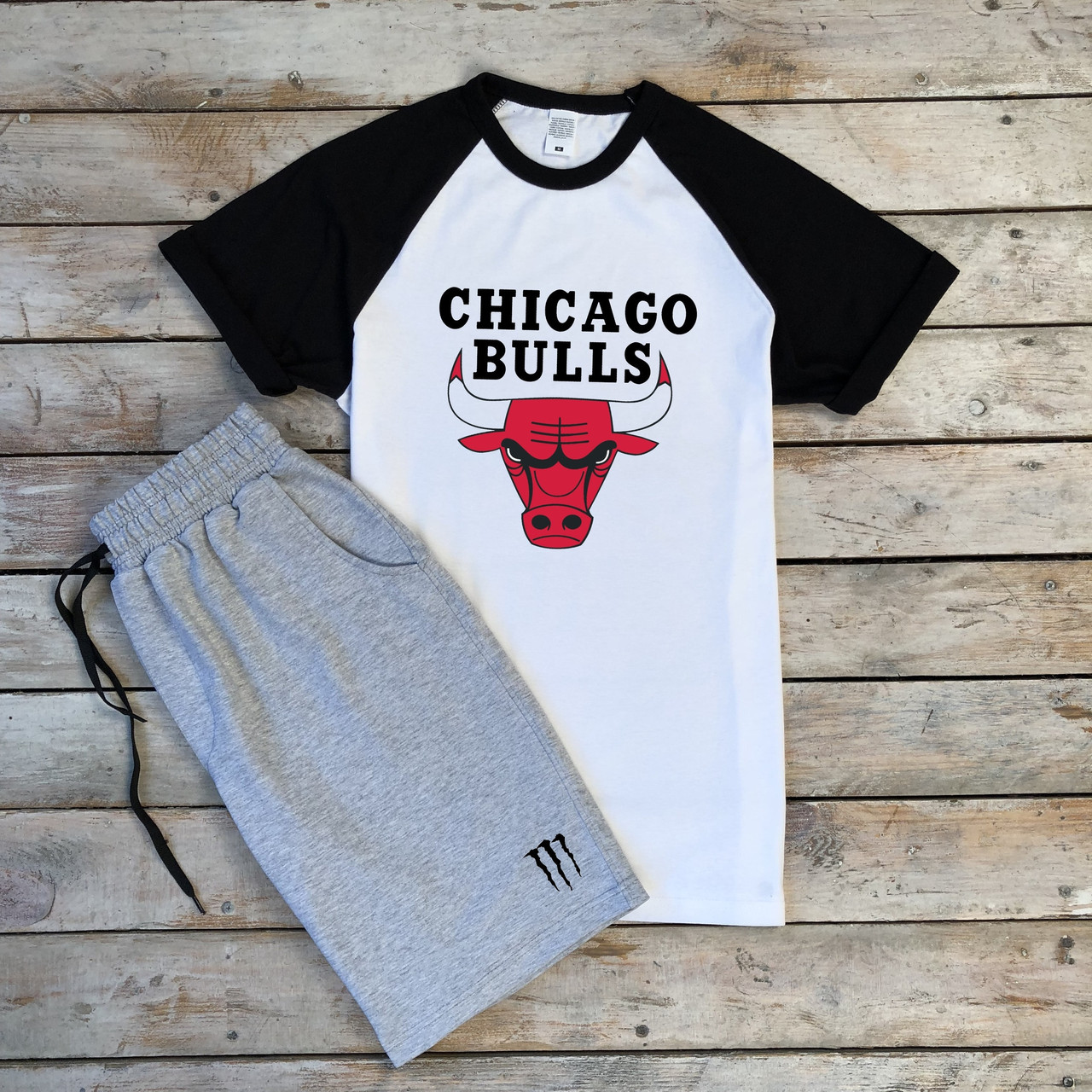 

Мужской летний комплект двухцветная футболка с принтом "CHICAGO BULLS" и меланжевые шорты с принтом "Царапины"