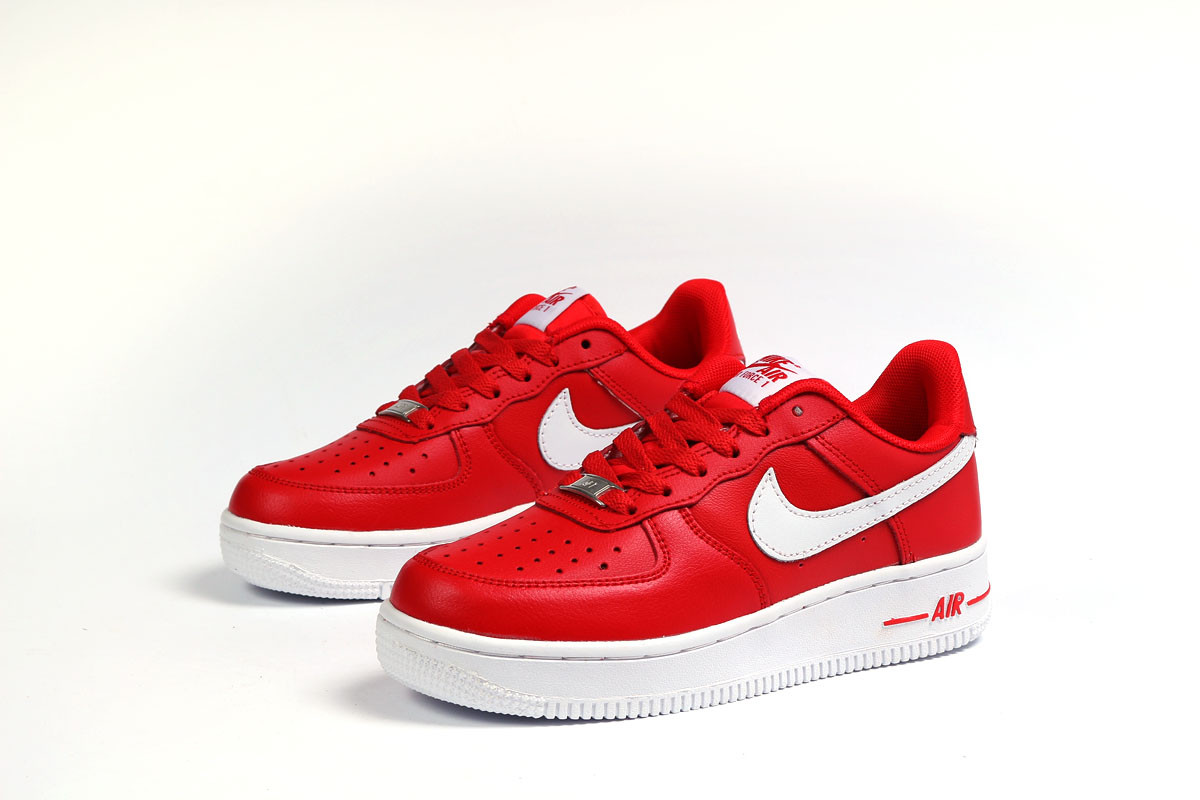 

Женские кроссовки Nike Air Force 1, кожа красные 36 (23 см), размеры:36,37,38,39,40,41