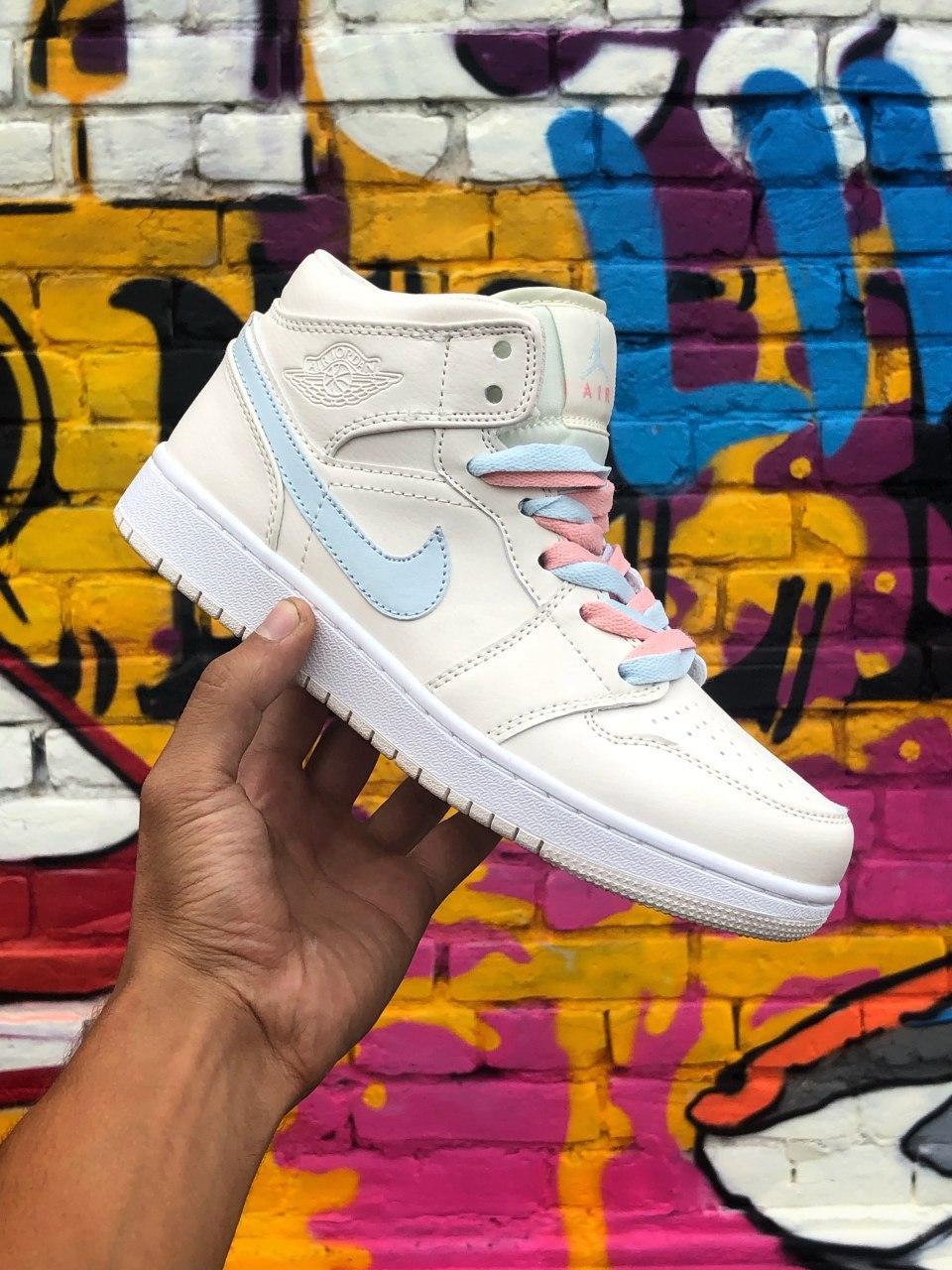 

Мужские кроссовки Nike Air Jordan 1 RETRO White / Найк Аир Джордан 1 Ретро Белые