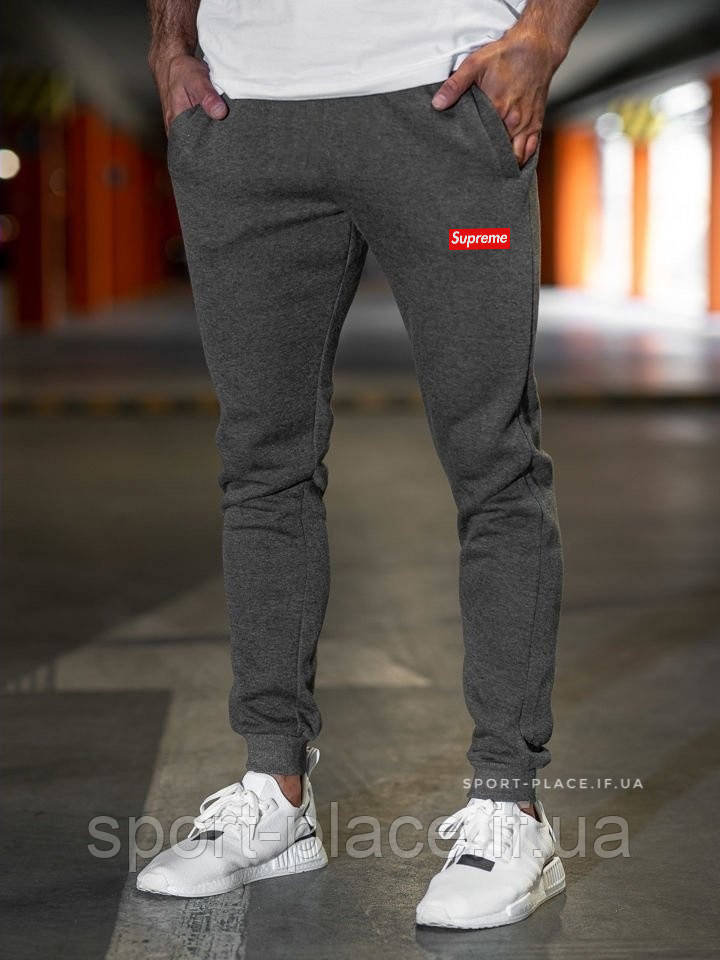 Теплые мужские спортивные штаны Supreme (Суприм) темно серые (ЗИМА) с начесом (красный логотип) на манжетах