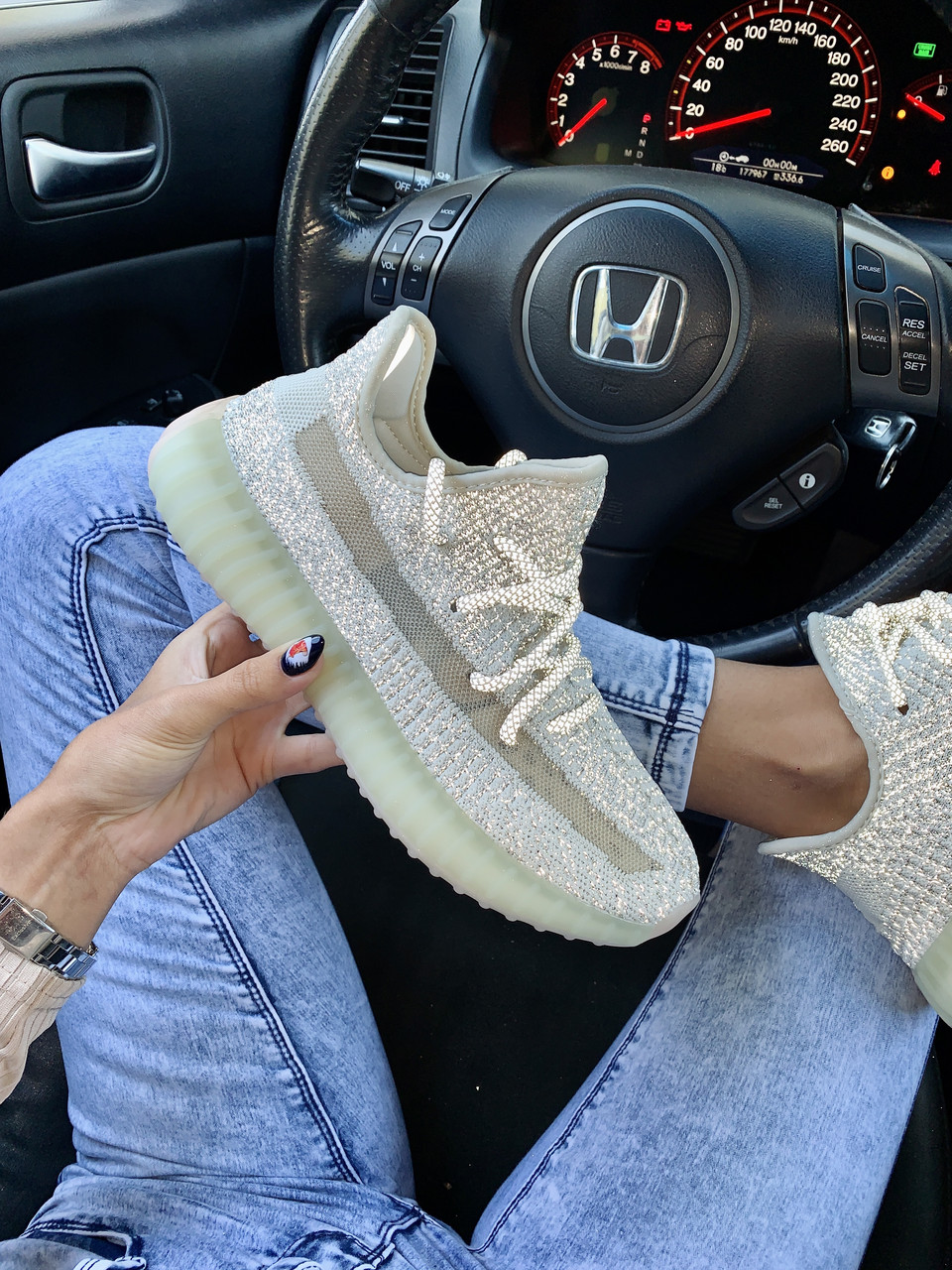 

Женские рефлективные кроссовки Adidas Yeezy Boost 350 v2 Lundmark