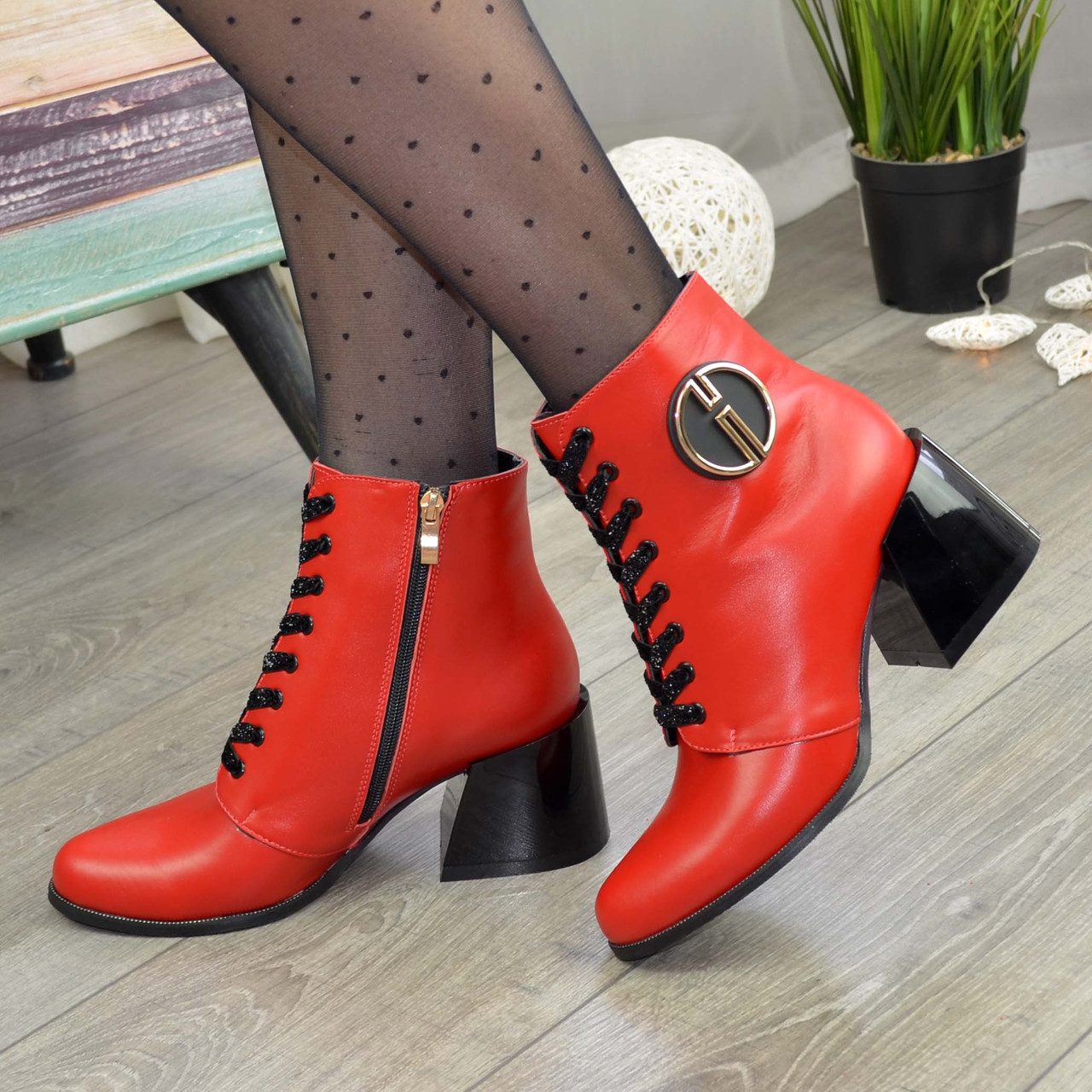 

Ботинки женские кожаные на каблуке. Цвет красный