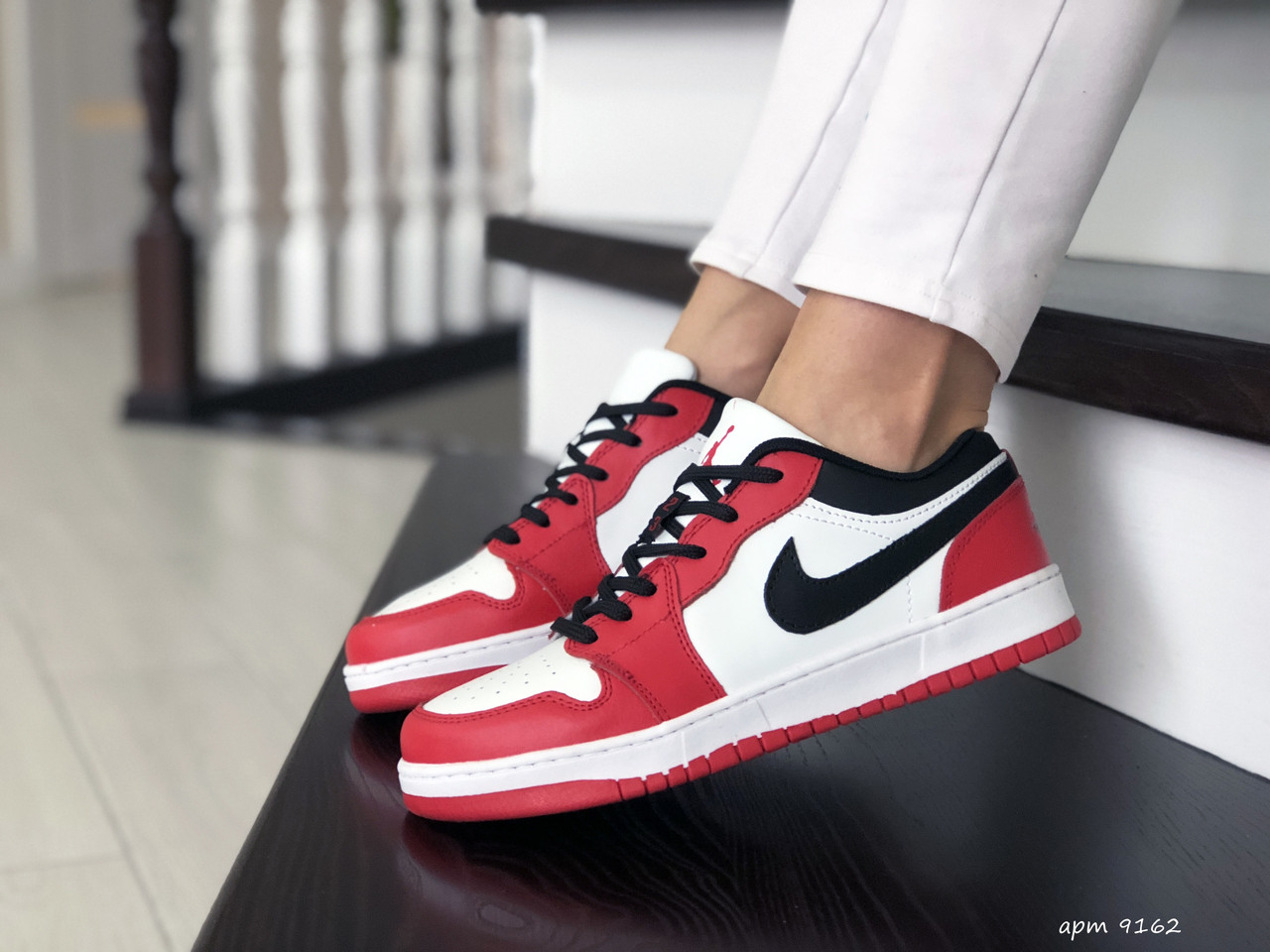 

Женские кроссовки в стиле Nike Air Jordan 1 Low, кожа, белые с красным 38(24,2 см), размеры:36,37,38,39