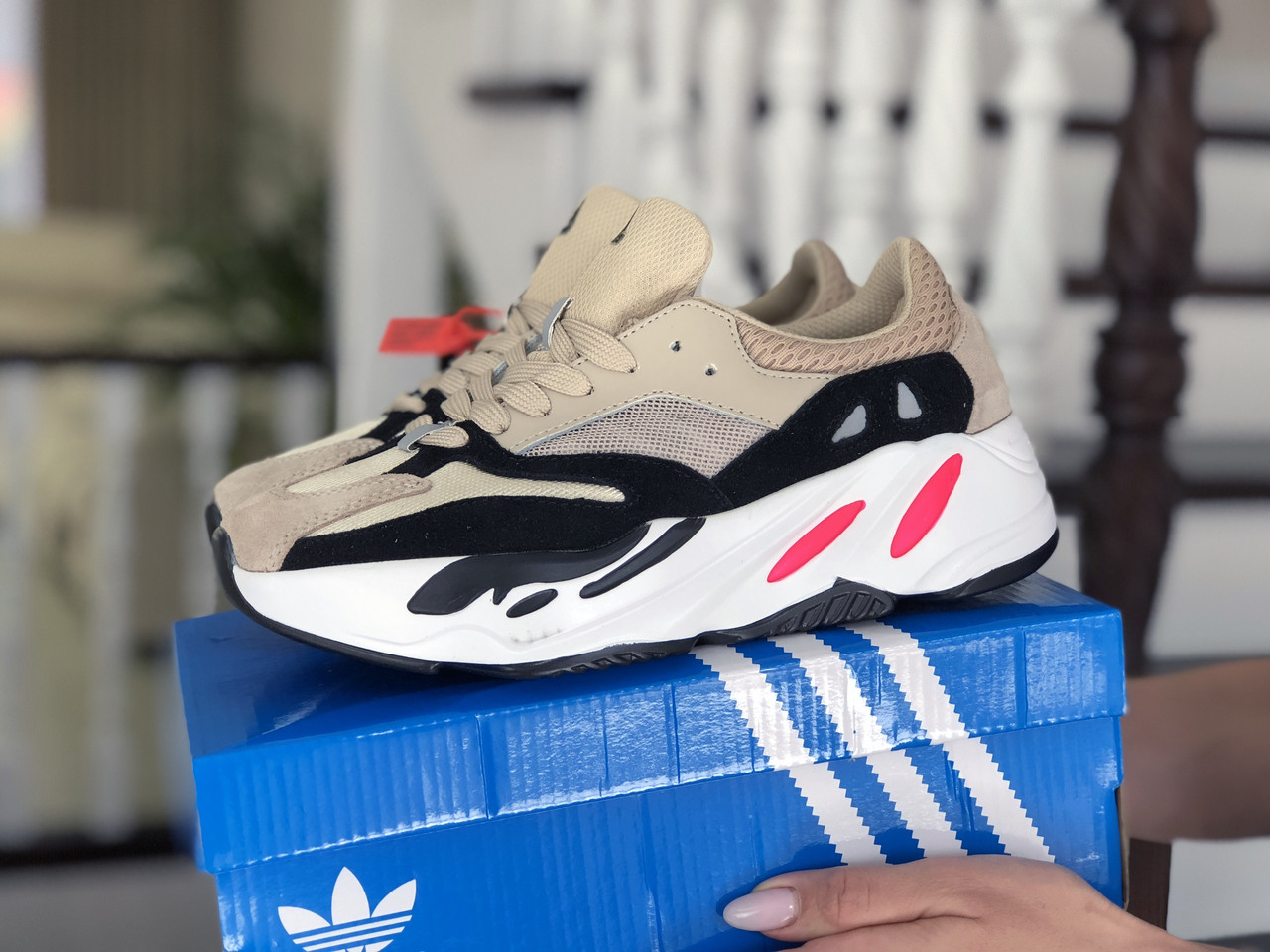 

Женские кроссовки Adidas x Yeezy Boost 700, кожа, замша, сетка, бежевые с белым 38(24 см), последний размер