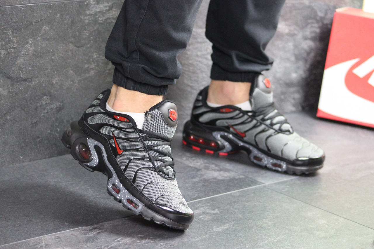 

Мужские кроссовки в стиле Nike Air Max Tn, черные с серым 44(28 см), размеры:44,45,46