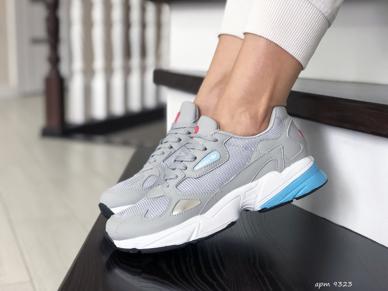 

Женские кроссовки в стиле Adidas Falcon, кожа, сетка, замша, серые с белым, 39(25,3 см), размеры:37,38,39,40