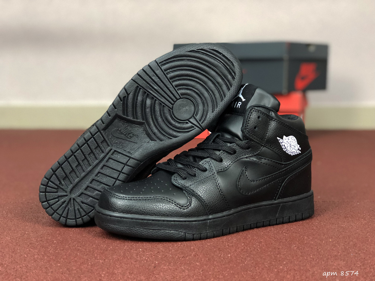 

Мужские кроссовки в стиле Nike Air Jordan 1 Retro, кожа, черные 44(28 см), размеры:41,44,45,46