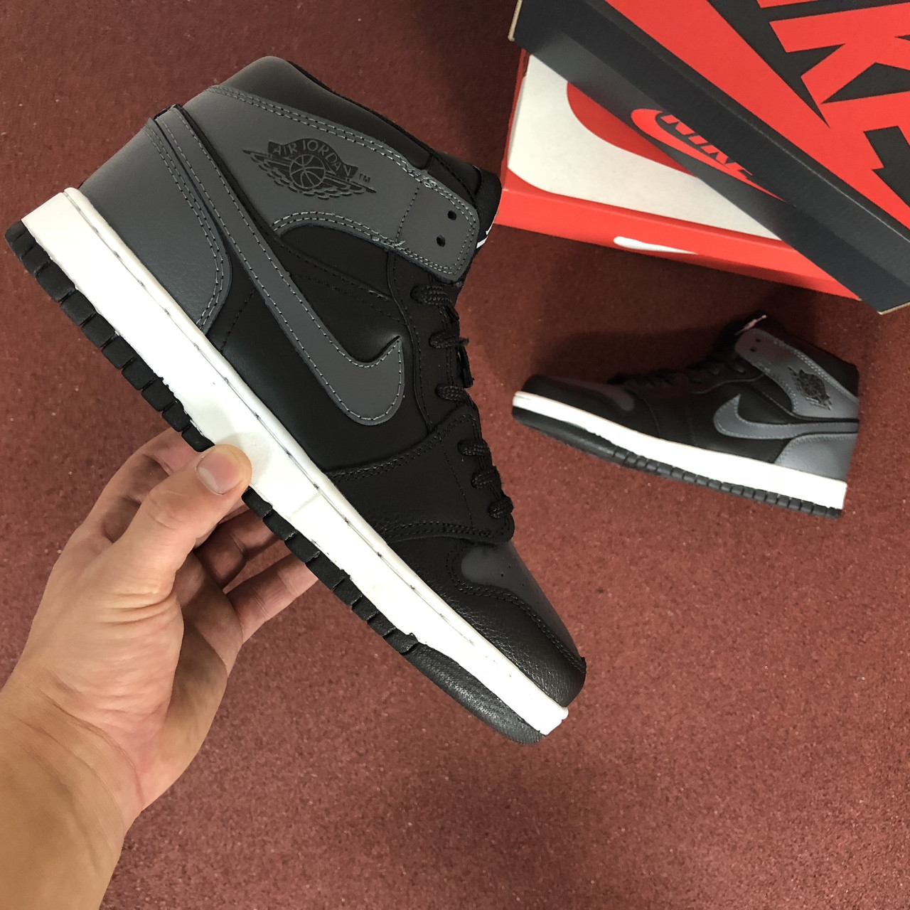 

Мужские кроссовки в стиле Nike Air Jordan 1 Retro, кожа, серые с черным 41(26 см), размеры:41,42,44,45,46