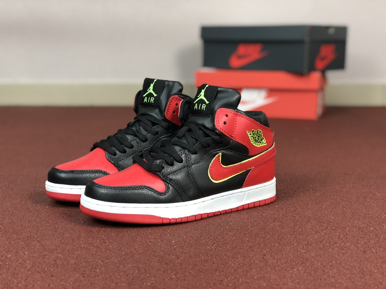 

Женские кроссовки в стиле Nike Air Jordan 1 Retro, кожа, черные с красным 38(24 см), размеры:36,38