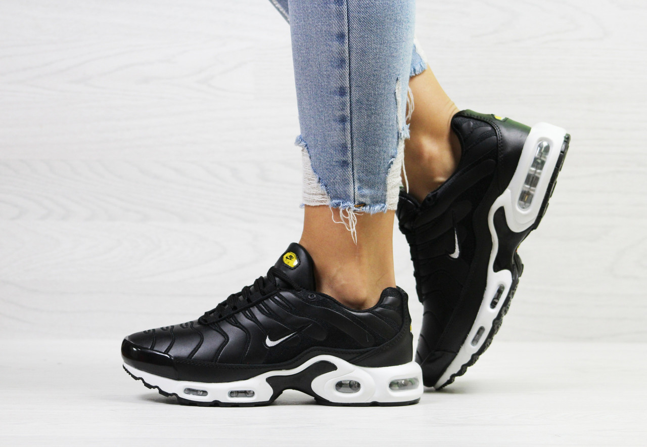 

Женские зимние кроссовки в стиле Nike Air Max Tn, черные 36 (23,5 см), последний размер