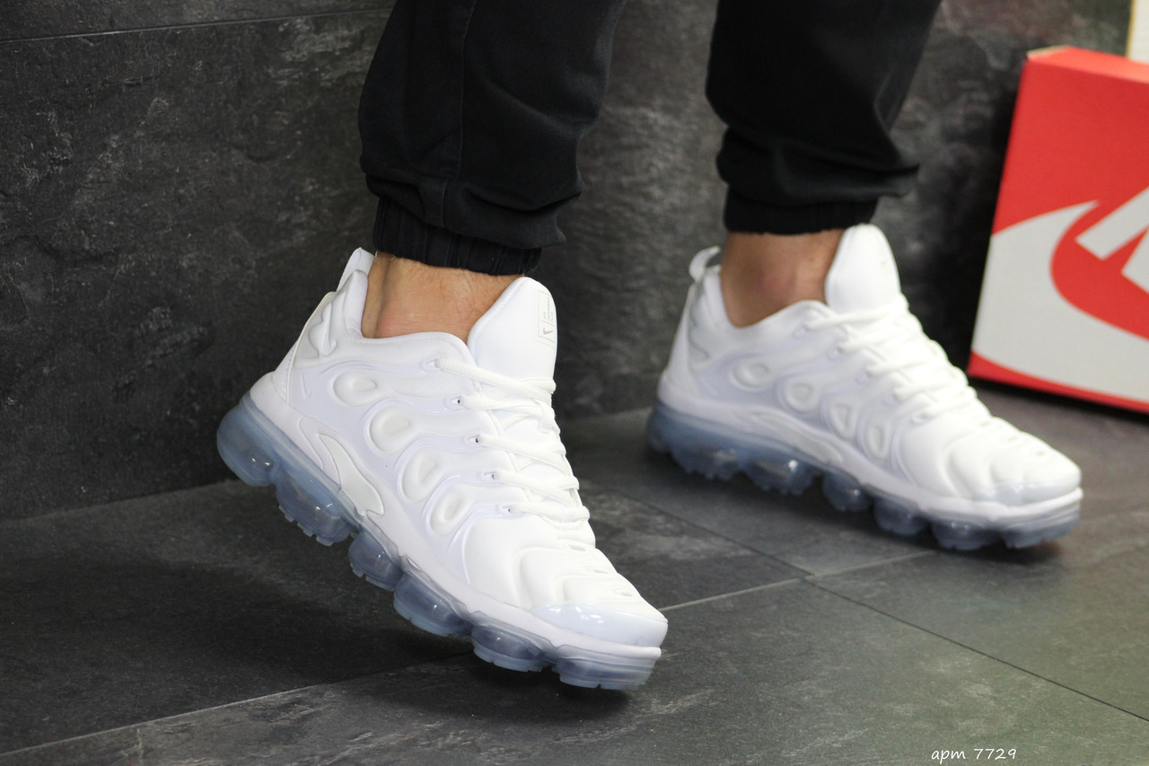 

Мужские кроссовки в стиле Nike Air Vapormax Plus, текстиль, замша, белые 42(27,2 см), размеры:42,43,44,46