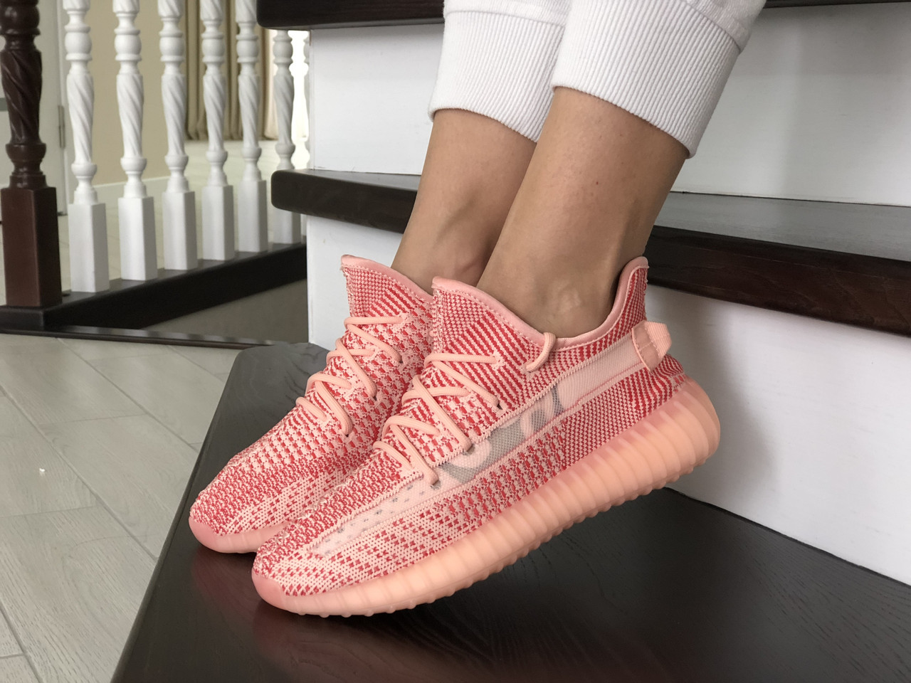 

Женские кроссовки в стиле Adidas x Yeezy Boost, сетка, персиковые 37(23,6 см), размеры:36,37,39