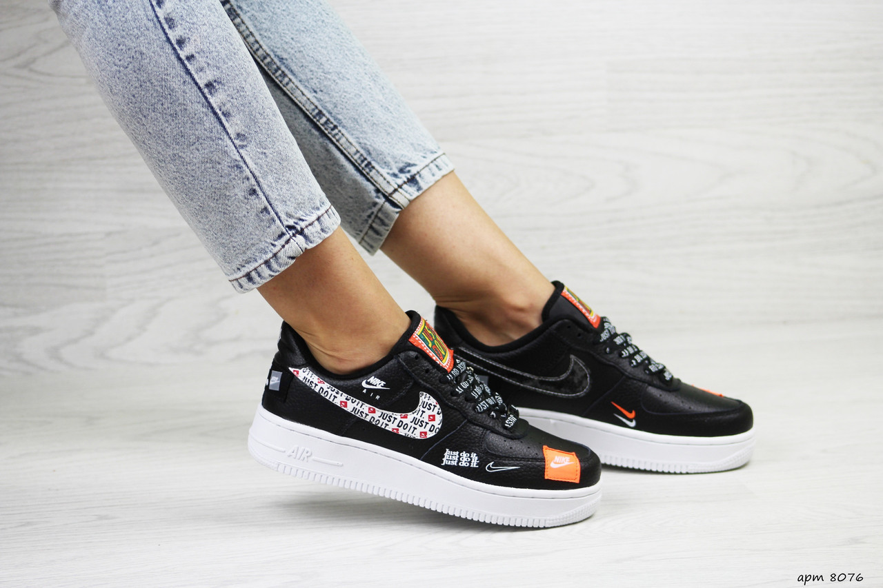 

Женские кроссовки в стиле Nike Air Force 1 Just Do It, кожа, резина, черные с белым 36(23,5 см)