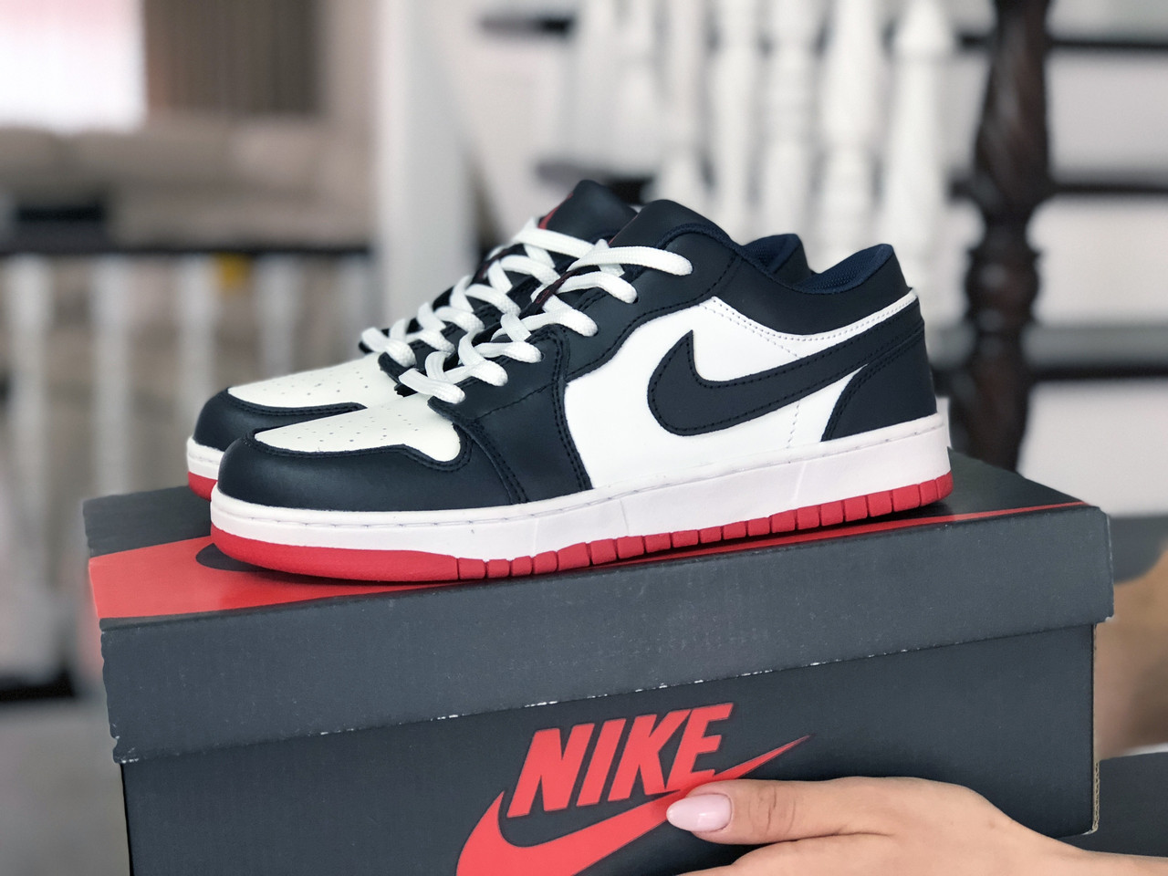 

Женские кроссовки в стиле Nike Air Jordan 1 Low, кожа, синие с белым 41(26 см), размеры:36,37,38,39,40,41