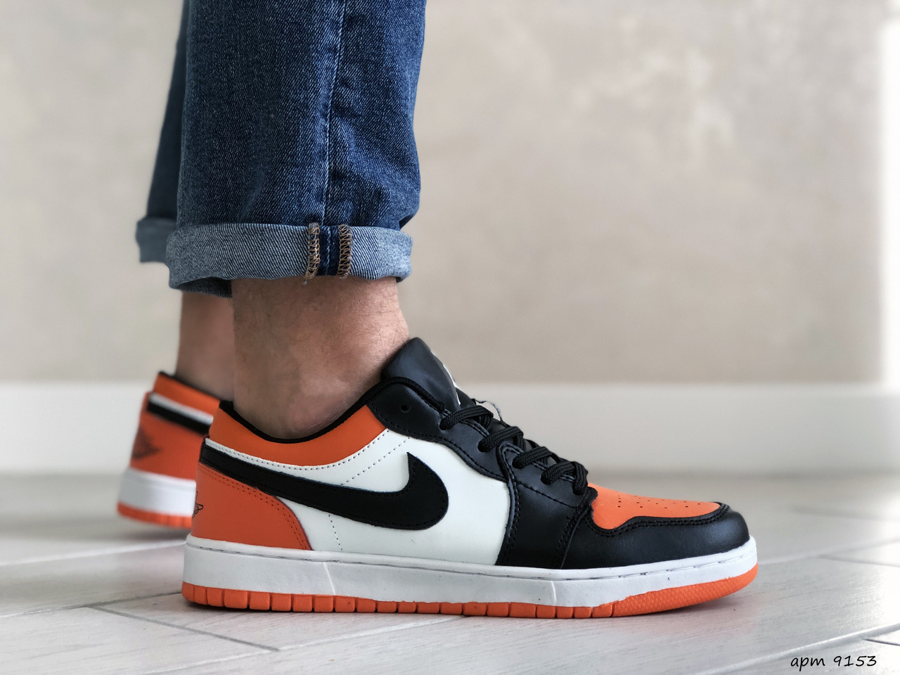 

Мужские кроссовки в стиле Nike Air Jordan 1 Low, кожа, белые с оранжевым 44(28 см), последний размер