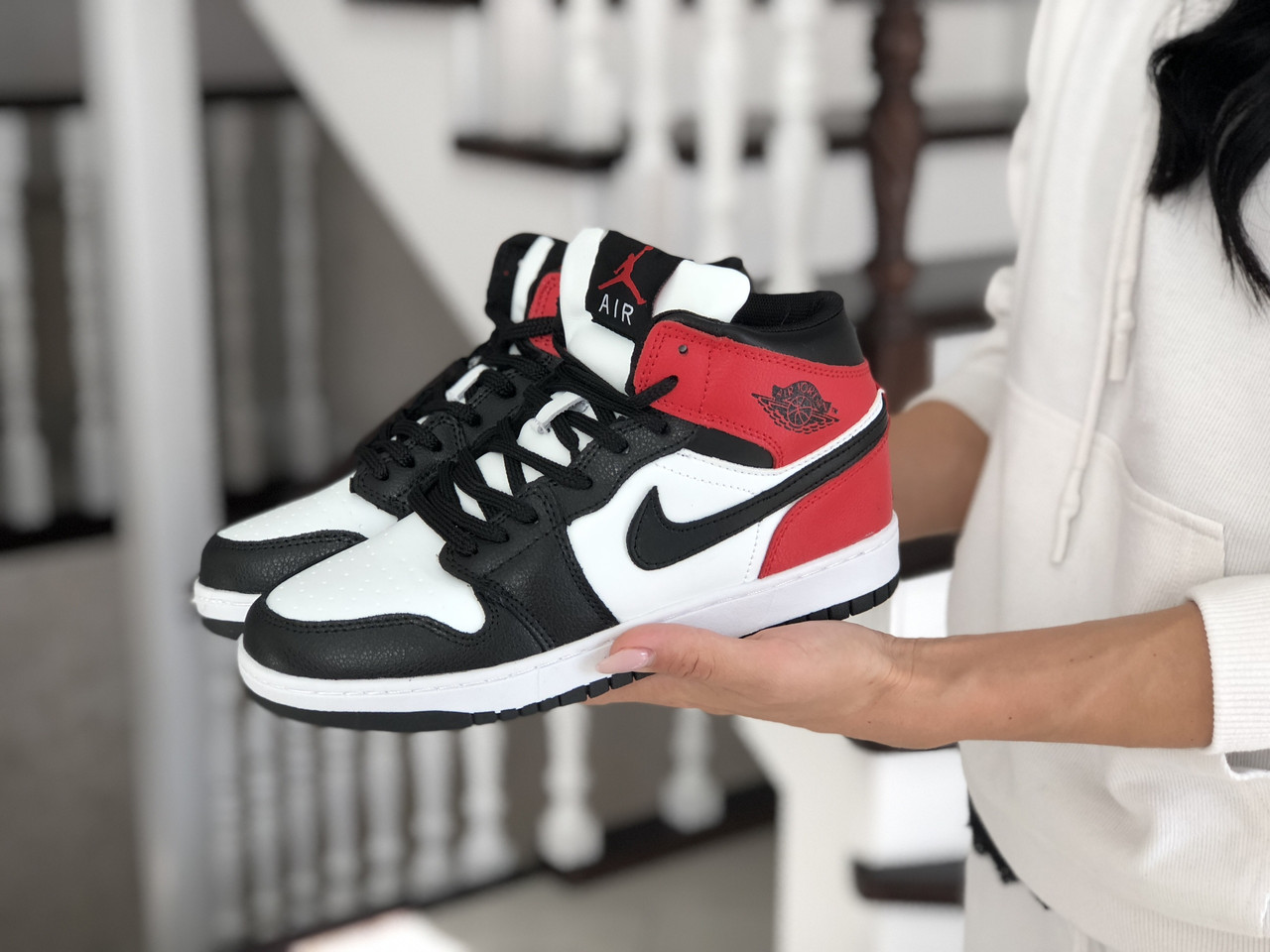 

Женские зимние кроссовки на меху в стиле Nike Air Jordan 1 Retro, кожа, белые с черным 36 (23,2 см)