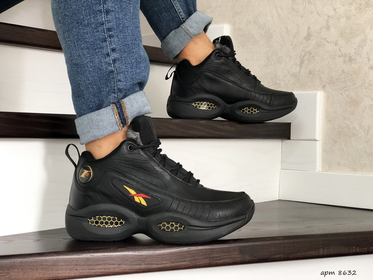 

Мужские зимние кроссовки на меху в стиле Reebok I3, кожа, черные с желтым 45 (28,8 см), размеры:41,42,43,44,45