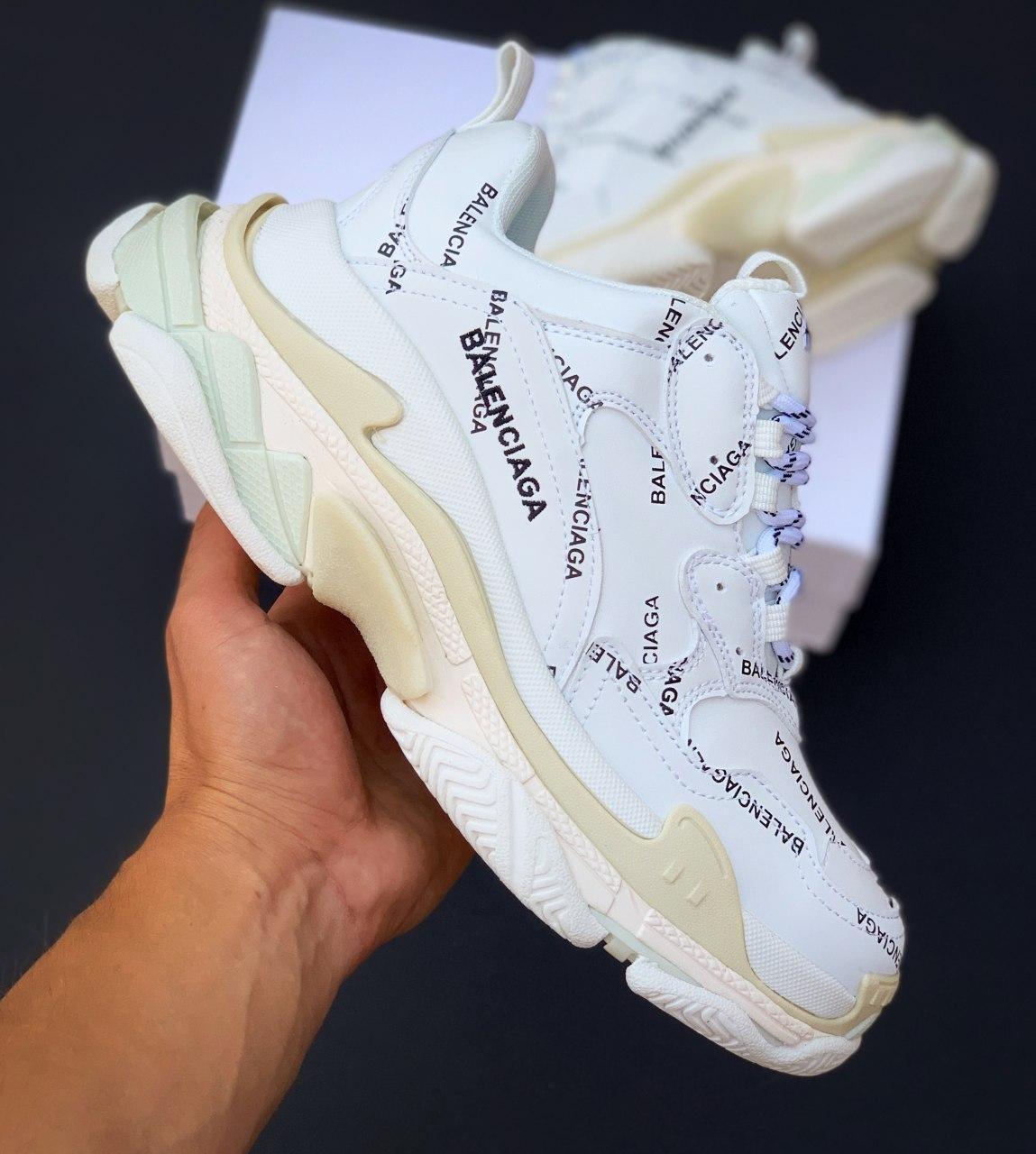 

Женские кроссовки Balenciaga All Over Logo Triple S / Баленсиага Трипл С Лого, Белый