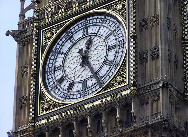 Часы на башне Биг-Бэн в Лондоне