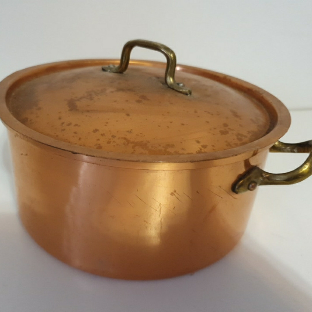 

Медная кастрюля с крышкой